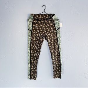 Free People 
YOU’RE A PEACH FLORA 7/8 LEGGINGS Lg